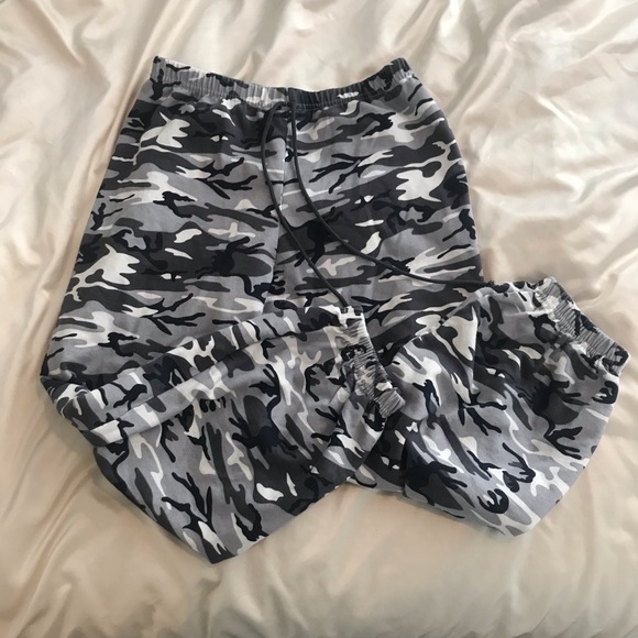 PrettyLittleThing Pants - Camo joggers